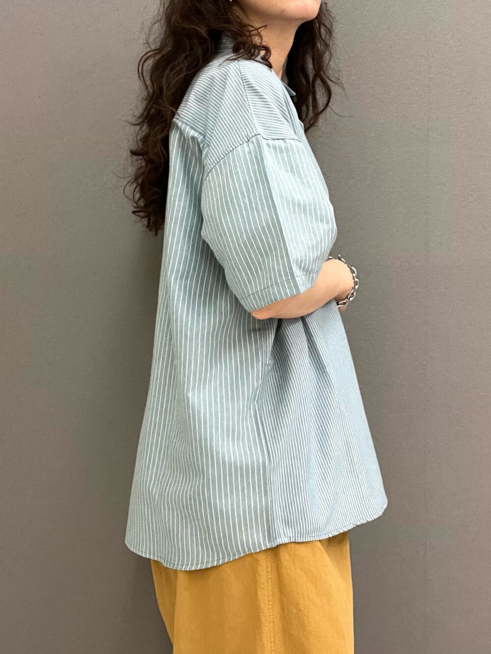 ブルー系のシャツ/ブラウス、ベージュ系のTシャツ/カットソー、イエロー系のその他パンツを着用したレディースの夏コーディネートの8枚目の写真