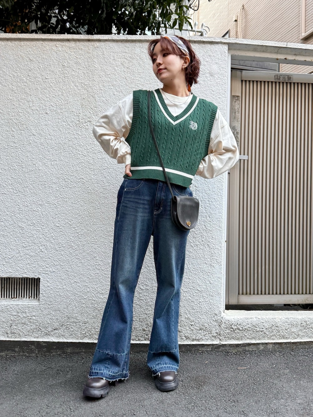 グリーン系のニット/セーター、ブルー系のその他パンツを着用したレディースの冬コーディネートの2枚目の写真