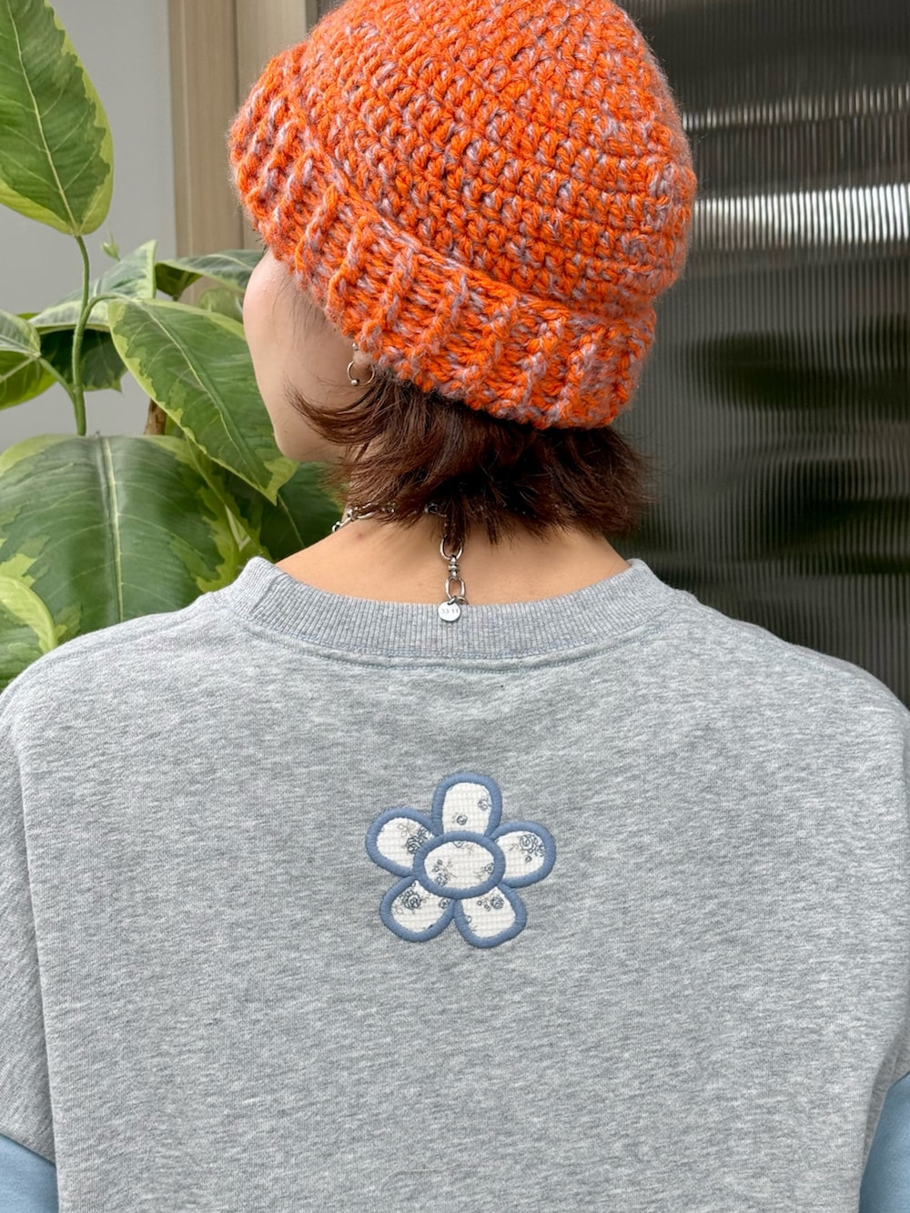 ブルー系のTシャツ/カットソー、ブラック系のスカートを着用したレディースの冬コーディネートの7枚目の写真