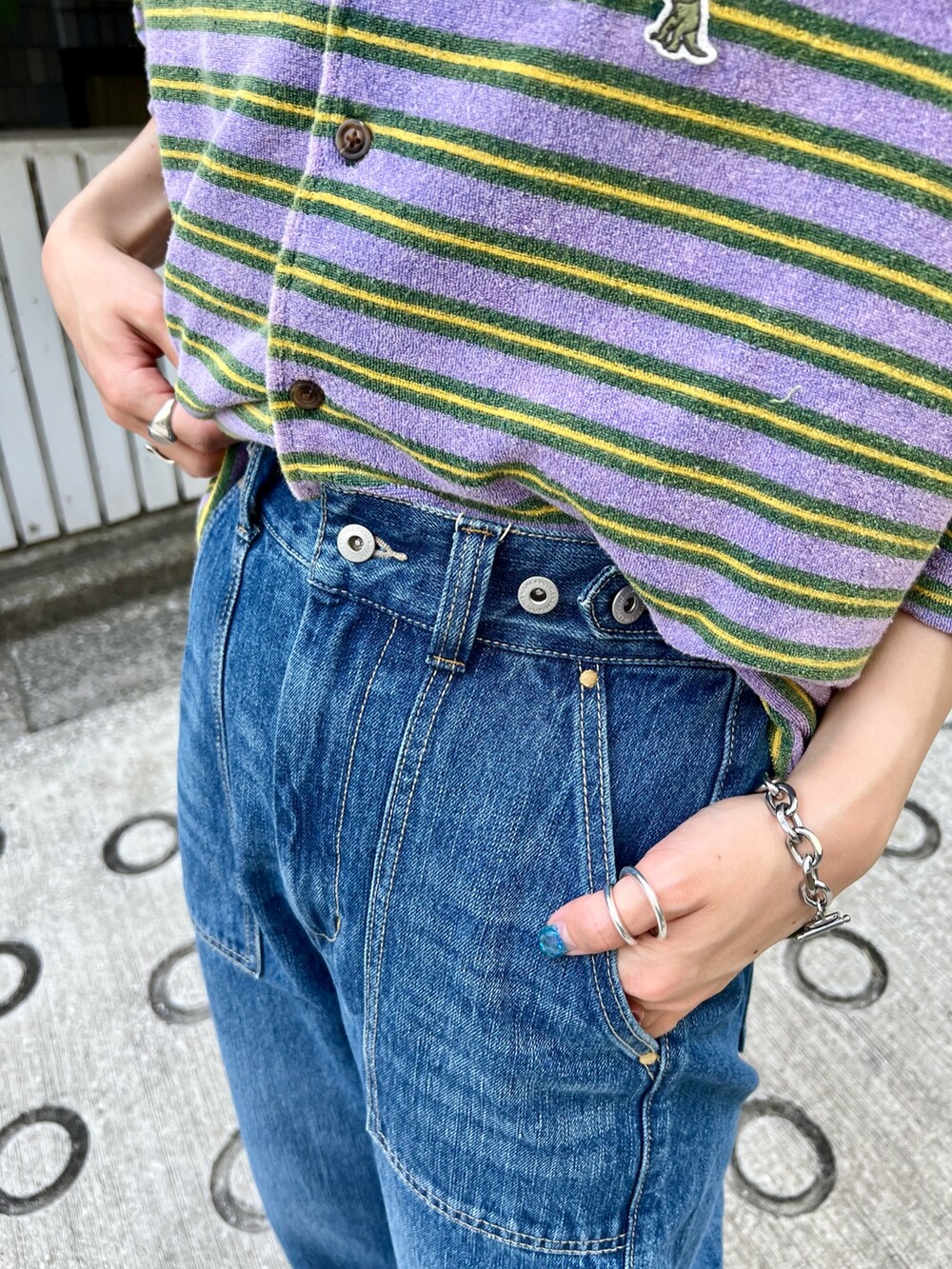 パープル系のシャツ/ブラウス、ブルー系のデニムパンツ、ベージュ系のベルトを着用したレディースの夏コーディネートの6枚目の写真