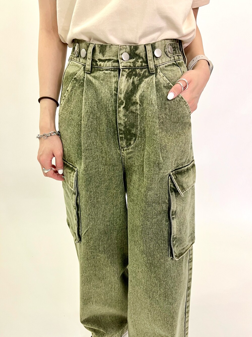 ホワイト系のTシャツ/カットソー、グリーン系のデニムパンツを着用したレディースの春コーディネートの8枚目の写真