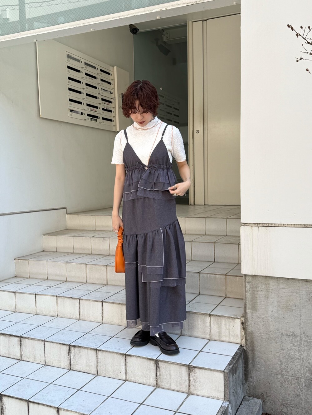 グレー系のスカート、グレー系のキャミソール、ホワイト系のTシャツ/カットソーを着用したレディースの春コーディネートの4枚目の写真