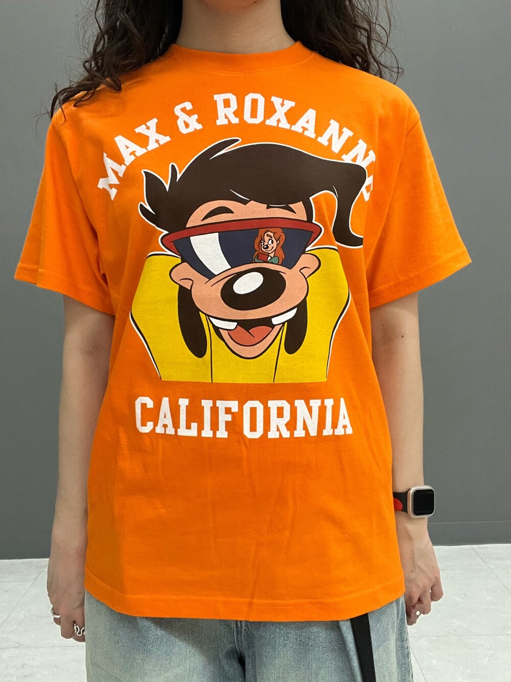 オレンジ系のTシャツ/カットソー、ホワイト系のシャツ/ブラウス、ブルー系のデニムパンツを着用したレディースの春コーディネートの6枚目の写真