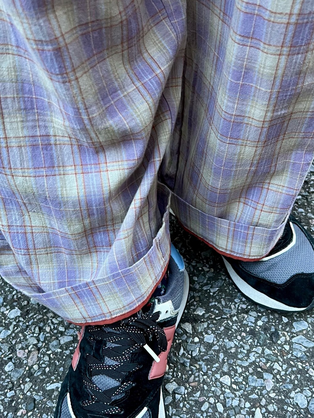 ベージュ系のTシャツ/カットソー、パープル系のシャツ/ブラウス、パープル系のその他パンツを着用したレディースの夏コーディネートの10枚目の写真