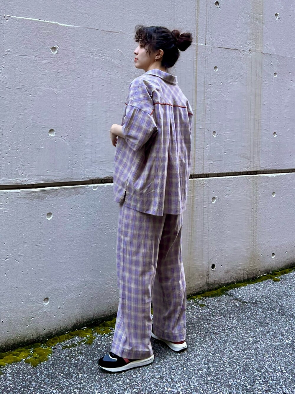 ベージュ系のTシャツ/カットソー、パープル系のシャツ/ブラウス、パープル系のその他パンツを着用したレディースの夏コーディネートの2枚目の写真