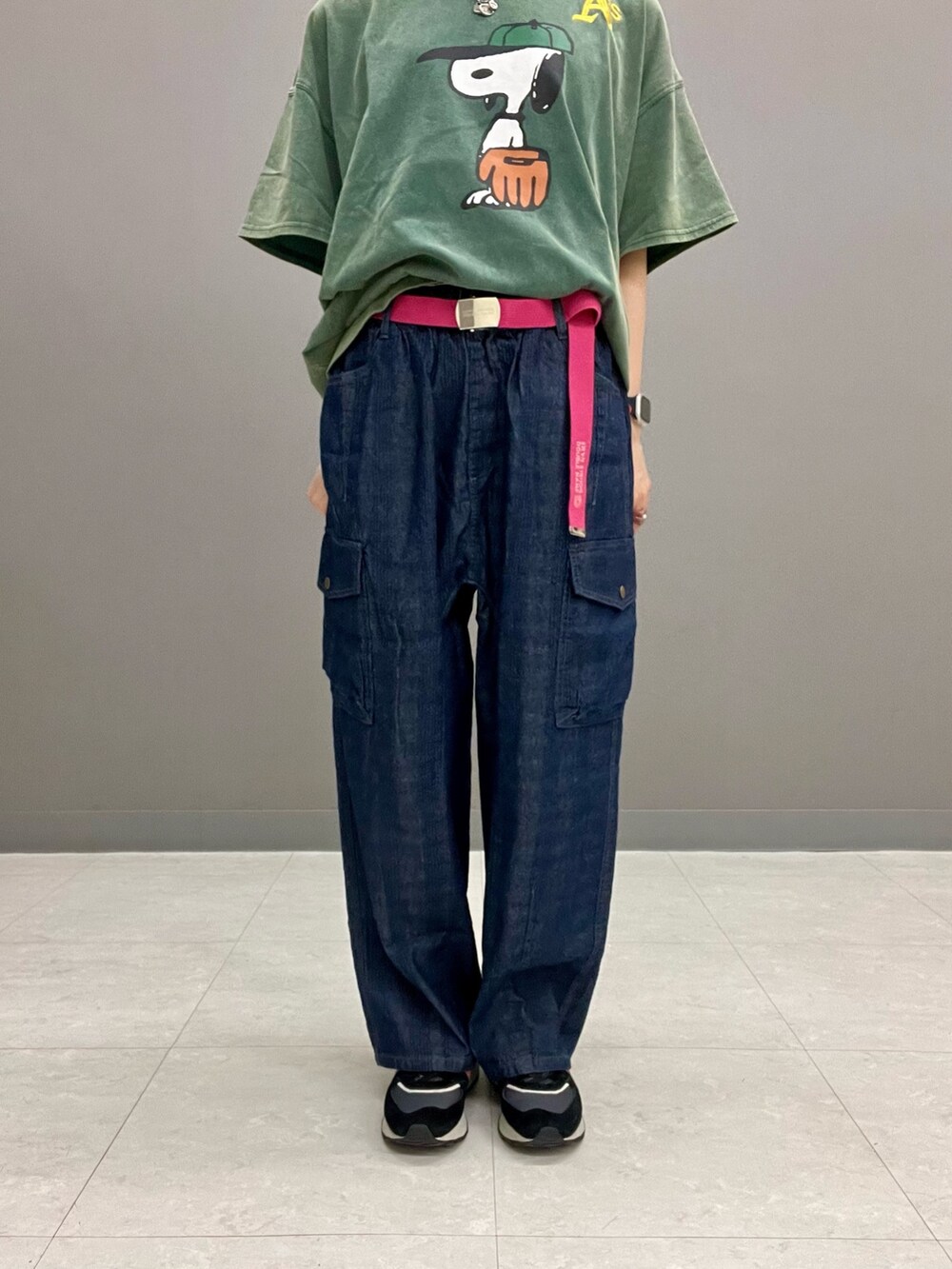 グリーン系のTシャツ/カットソー、ブルー系のデニムパンツ、ピンク系のベルトを着用したレディースの春コーディネートの8枚目の写真