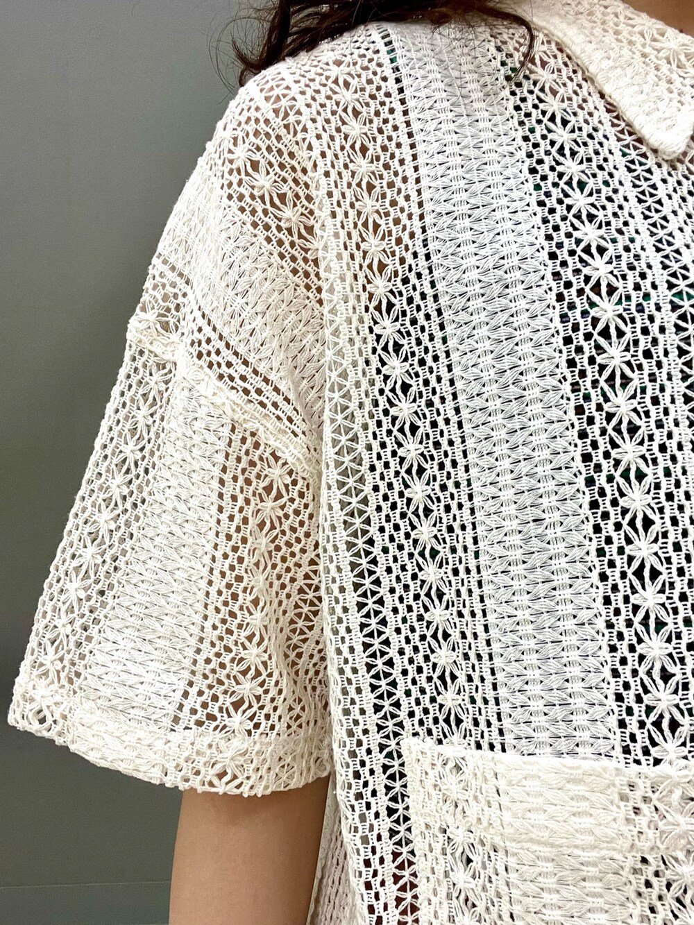 オレンジ系のその他パンツ、ホワイト系のその他アウターを着用したレディースの春コーディネートの6枚目の写真