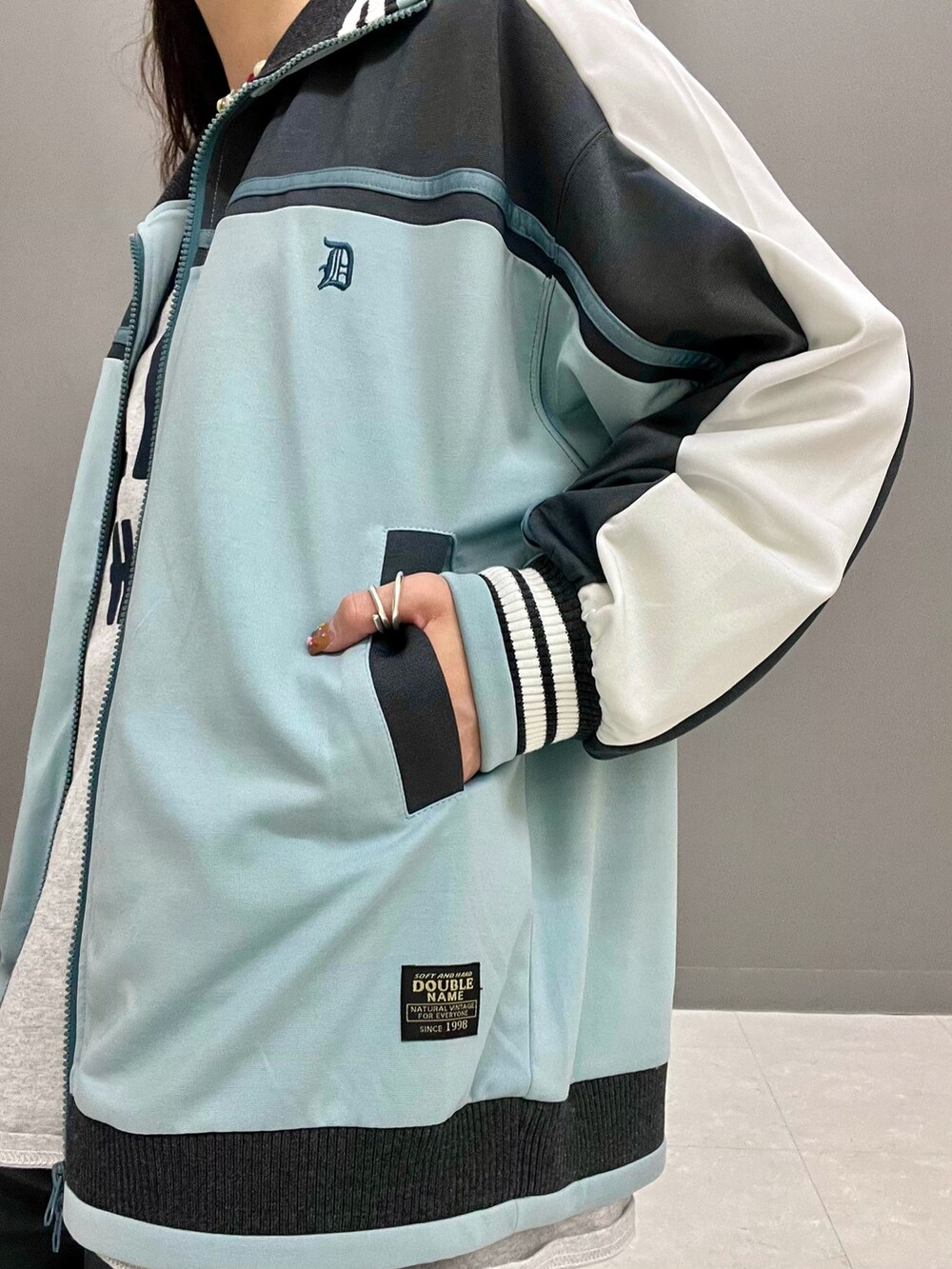 グレー系のTシャツ/カットソー、ブルー系のジャージ、ブラック系のその他パンツを着用したレディースの春コーディネートの4枚目の写真