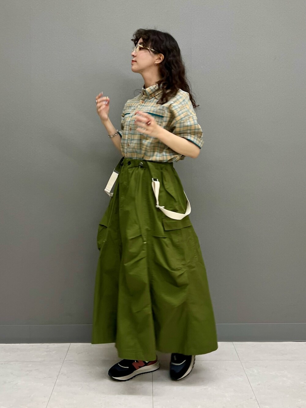 グリーン系のスカート、ブルー系のシャツ/ブラウスを着用したレディースの夏コーディネートの2枚目の写真
