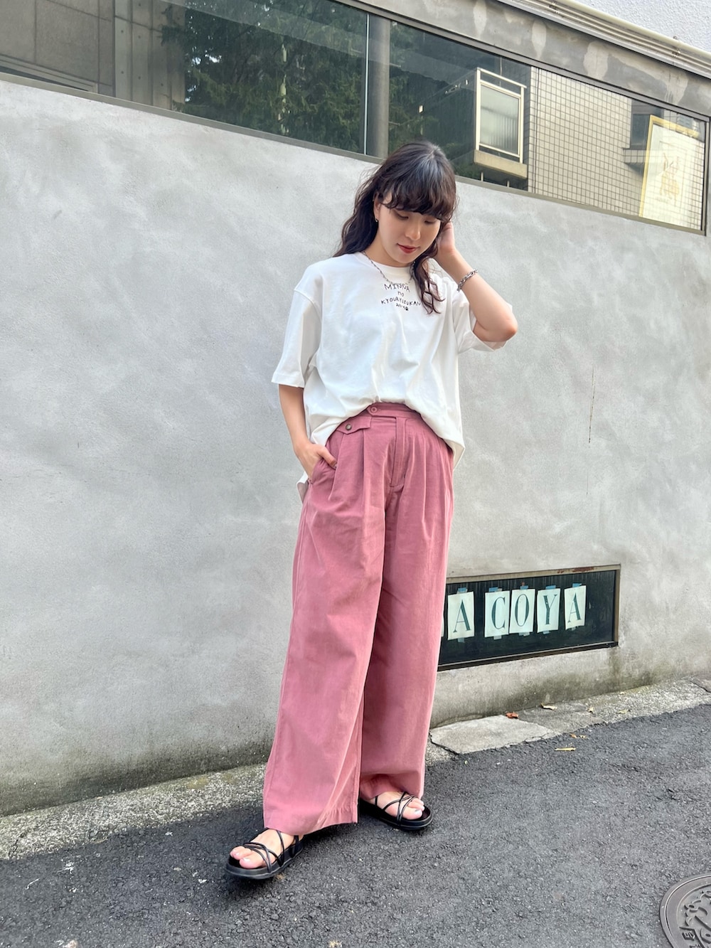 ピンク系のスラックス、ホワイト系のTシャツ/カットソーを着用したレディースの秋コーディネートの3枚目の写真