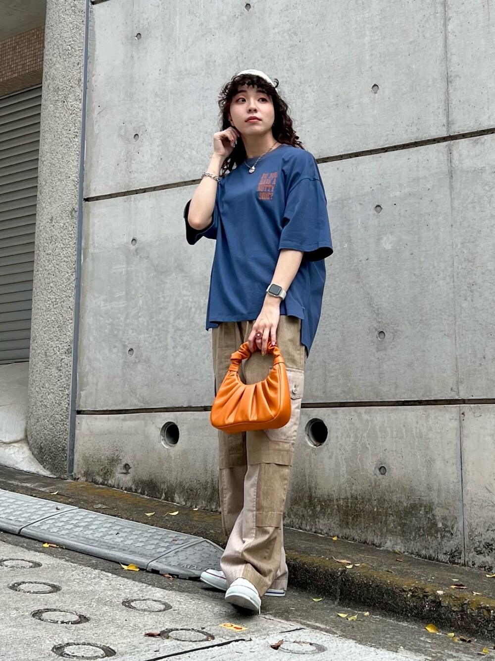 ブルー系のTシャツ/カットソー、ベージュ系のその他パンツを着用したレディースの春コーディネートの3枚目の写真