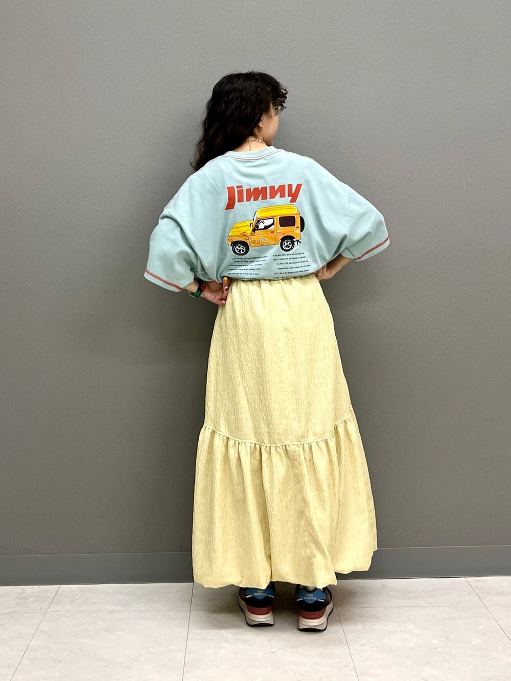 ブルー系のTシャツ/カットソー、イエロー系のスカートを着用したレディースの春コーディネートの3枚目の写真