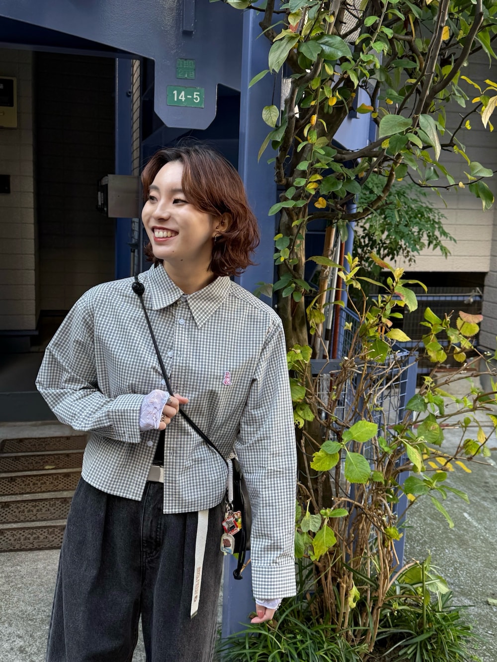 ホワイト系のシャツ/ブラウス、ブラック系のデニムパンツ、ホワイト系のベルトを着用したレディースの冬コーディネートの2枚目の写真