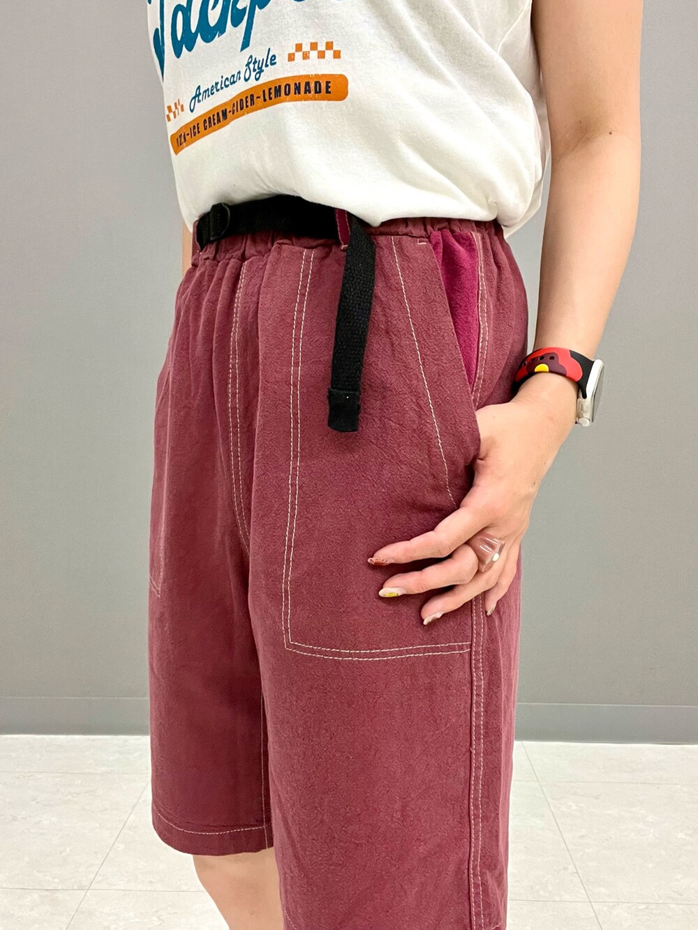 レッド系のその他パンツ、ホワイト系のTシャツ/カットソーを着用したレディースの夏コーディネートの6枚目の写真