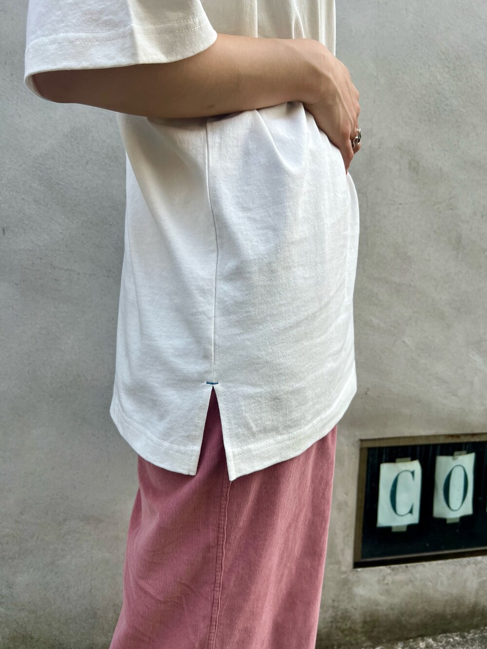 ピンク系のスラックス、ホワイト系のTシャツ/カットソーを着用したレディースの秋コーディネートの7枚目の写真