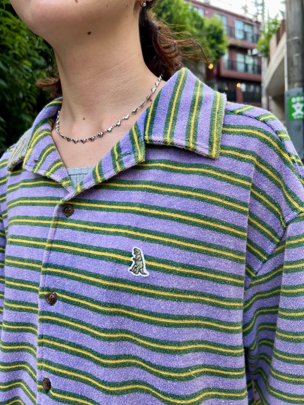 パープル系のシャツ/ブラウス、ブルー系のデニムパンツ、ベージュ系のベルトを着用したレディースの夏コーディネートの4枚目の写真