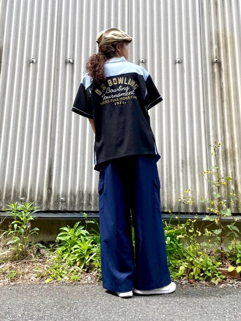 ブラック系のシャツ/ブラウス、ブルー系のその他パンツを着用したレディースの春コーディネートの4枚目の写真