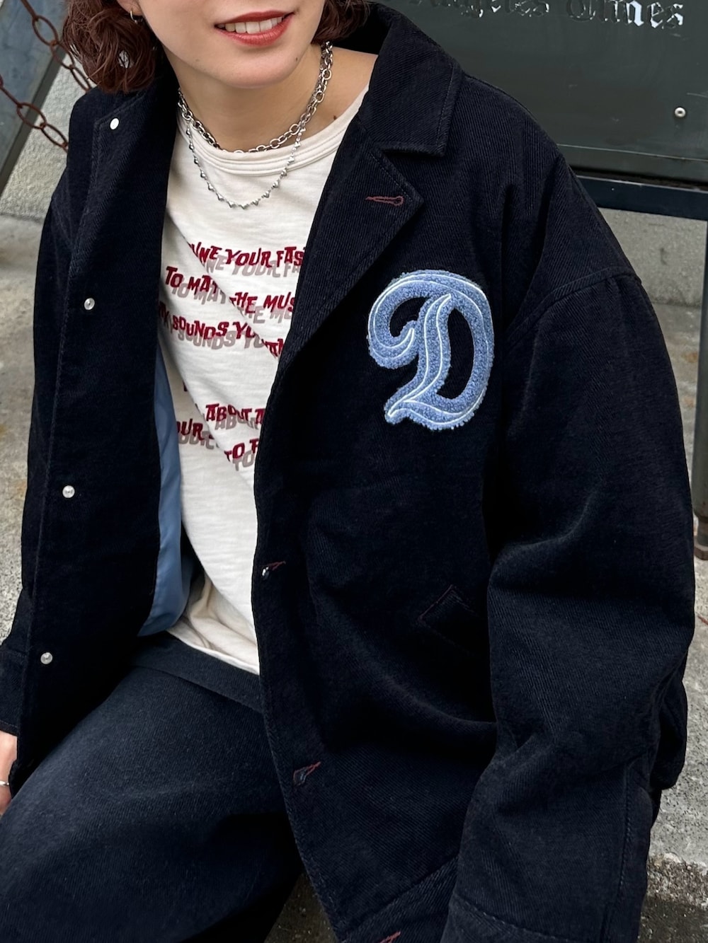 ブルー系のブルゾン、ホワイト系のTシャツ/カットソー、ブルー系のその他パンツを着用したレディースの秋コーディネートの2枚目の写真