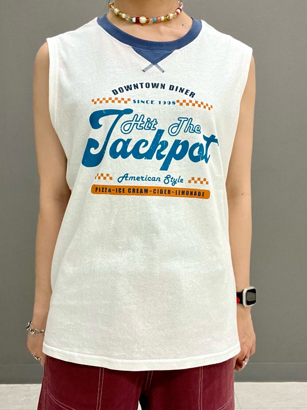 レッド系のその他パンツ、ホワイト系のTシャツ/カットソーを着用したレディースの夏コーディネートの4枚目の写真