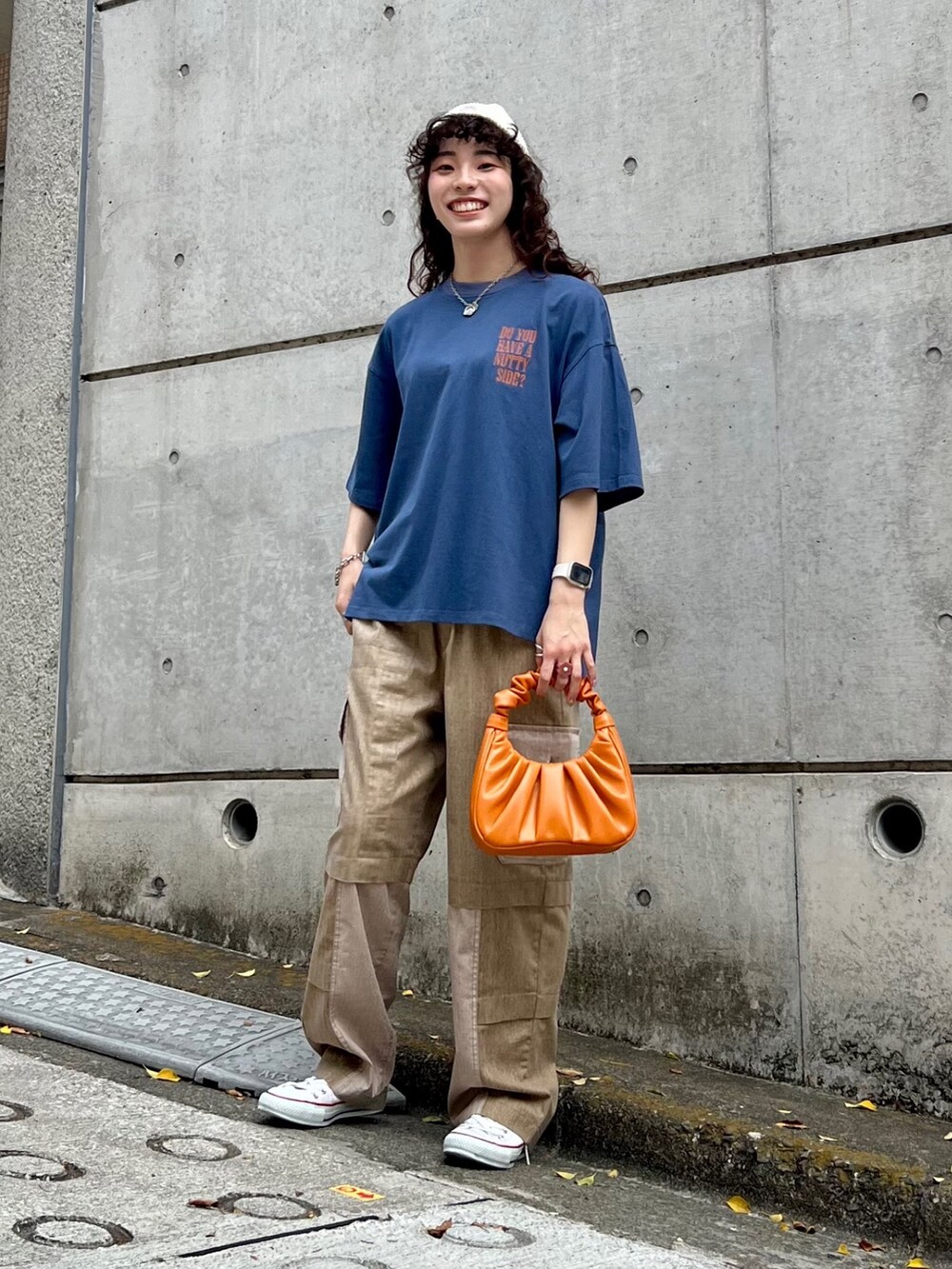 ブルー系のTシャツ/カットソー、ベージュ系のその他パンツを着用したレディースの春コーディネートの2枚目の写真