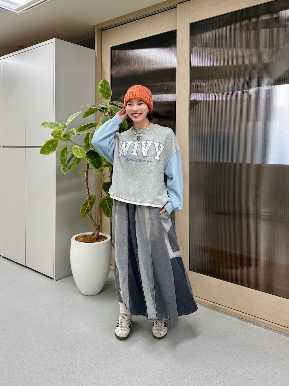 ブルー系のTシャツ/カットソー、ブラック系のスカートを着用したレディースの冬コーディネートの2枚目の写真