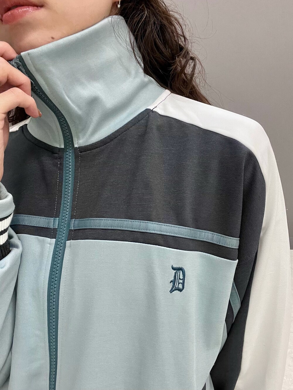 グレー系のTシャツ/カットソー、ブルー系のジャージ、ブラック系のその他パンツを着用したレディースの春コーディネートの5枚目の写真