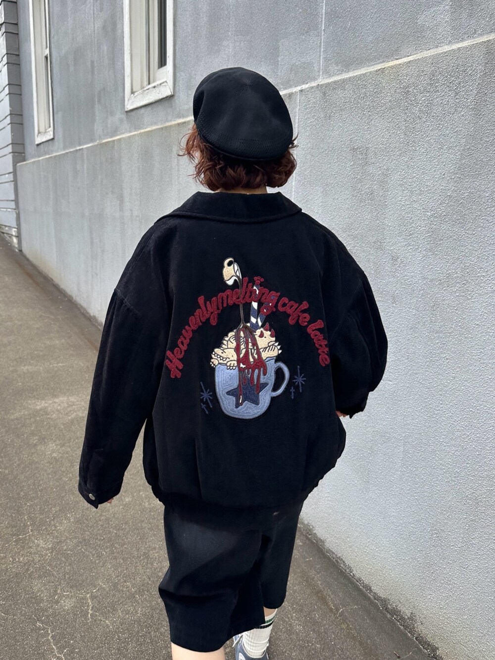 ブルー系のブルゾン、ホワイト系のTシャツ/カットソー、ブルー系のその他パンツを着用したレディースの秋コーディネートの4枚目の写真