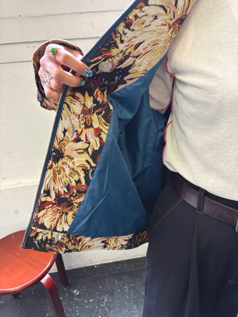 ブラック系のその他パンツ、ブラック系のカーディガン/ボレロ、ホワイト系のTシャツ/カットソーを着用したレディースの秋コーディネートの2枚目の写真