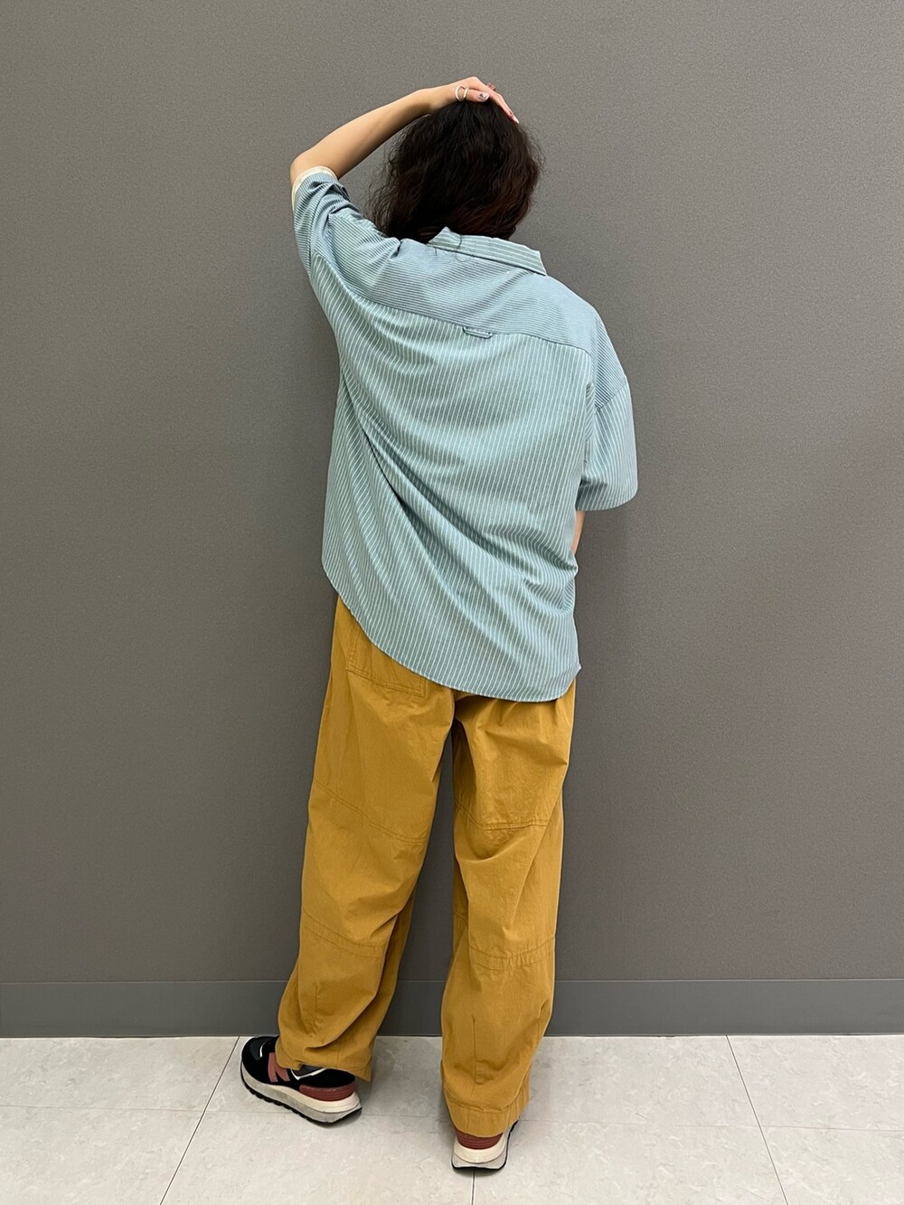 ブルー系のシャツ/ブラウス、ベージュ系のTシャツ/カットソー、イエロー系のその他パンツを着用したレディースの夏コーディネートの3枚目の写真