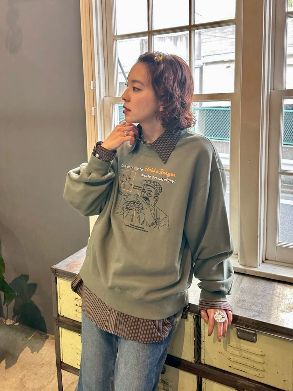 グリーン系のスウェット、ブラウン系のシャツ/ブラウス、ブルー系のその他パンツを着用したレディースの冬コーディネートの2枚目の写真