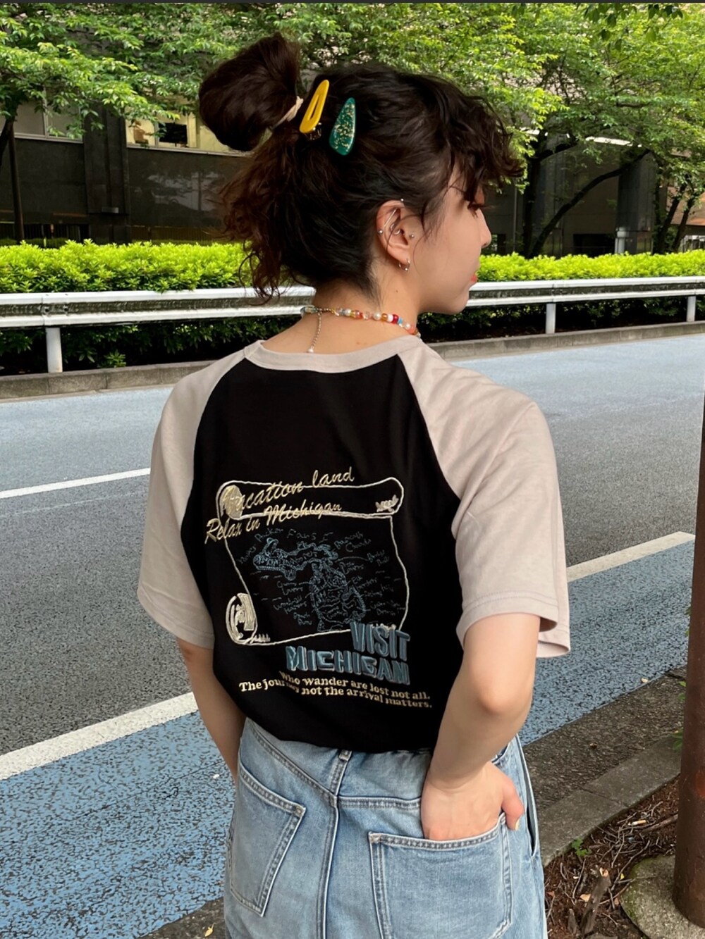 ブラック系のTシャツ/カットソー、ブルー系のデニムパンツ、イエロー系のベルトを着用したレディースの夏コーディネートの4枚目の写真