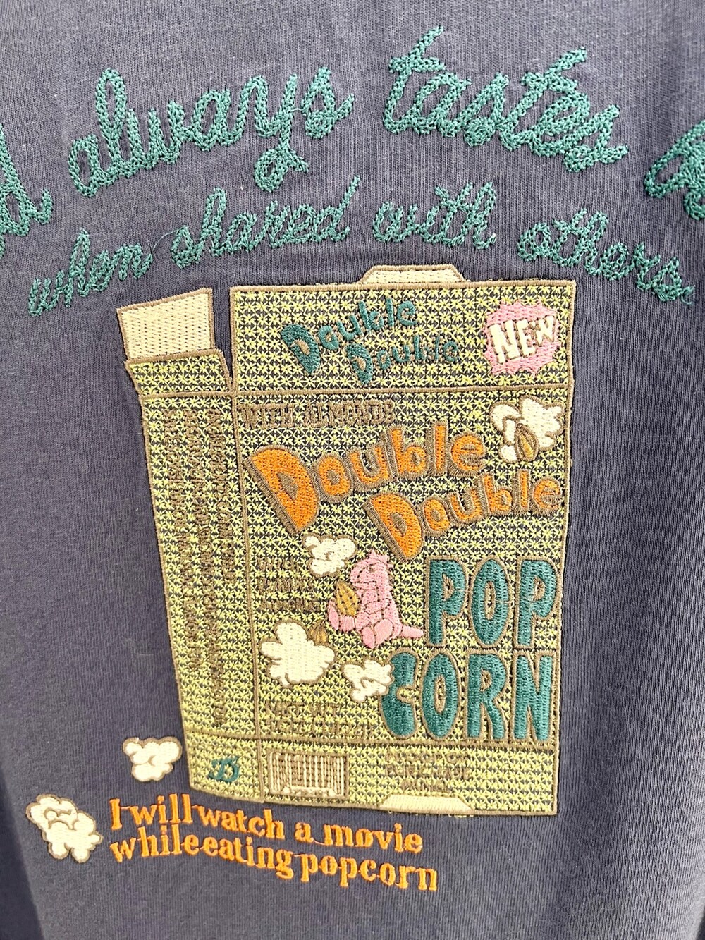 ブルー系のTシャツ/カットソー、ベージュ系のその他パンツを着用したレディースの春コーディネートの8枚目の写真