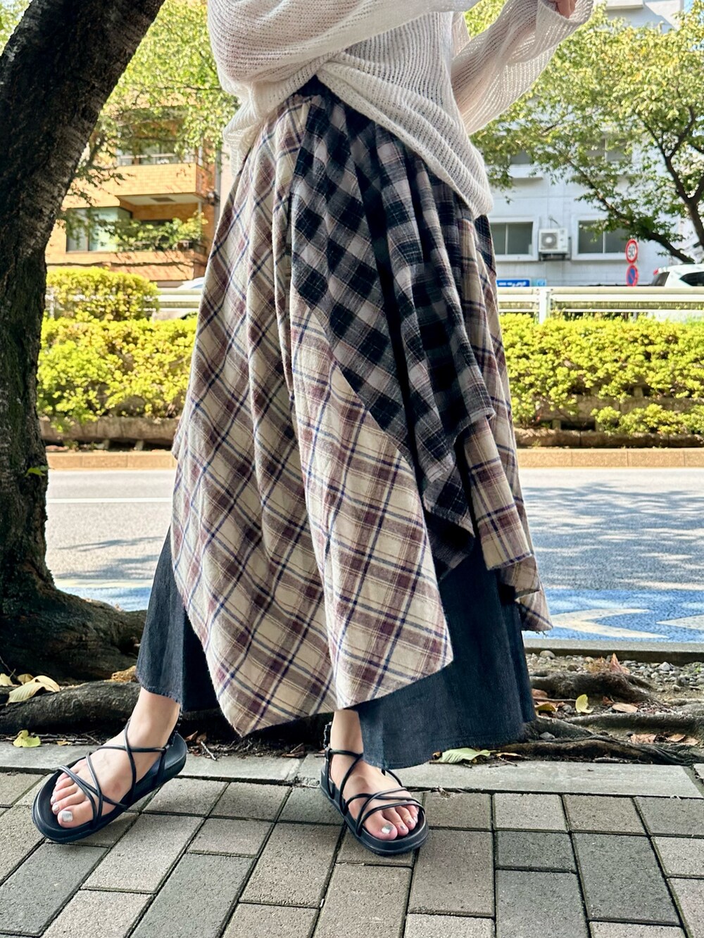 ブラック系のスカート、ホワイト系のニット/セーターを着用したレディースの秋コーディネートの5枚目の写真