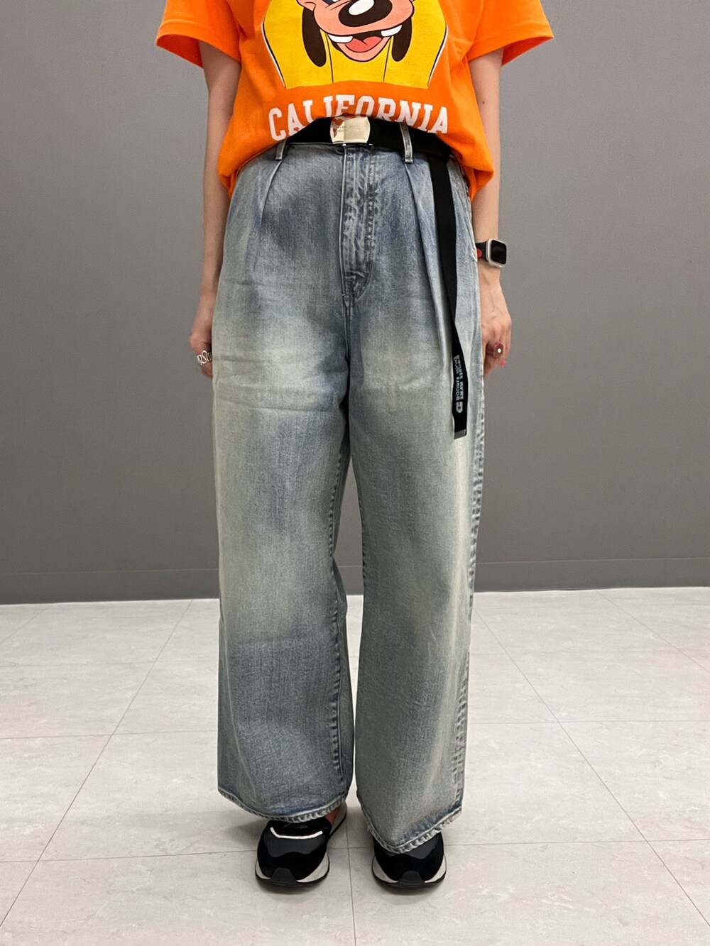 オレンジ系のTシャツ/カットソー、ホワイト系のシャツ/ブラウス、ブルー系のデニムパンツを着用したレディースの春コーディネートの10枚目の写真