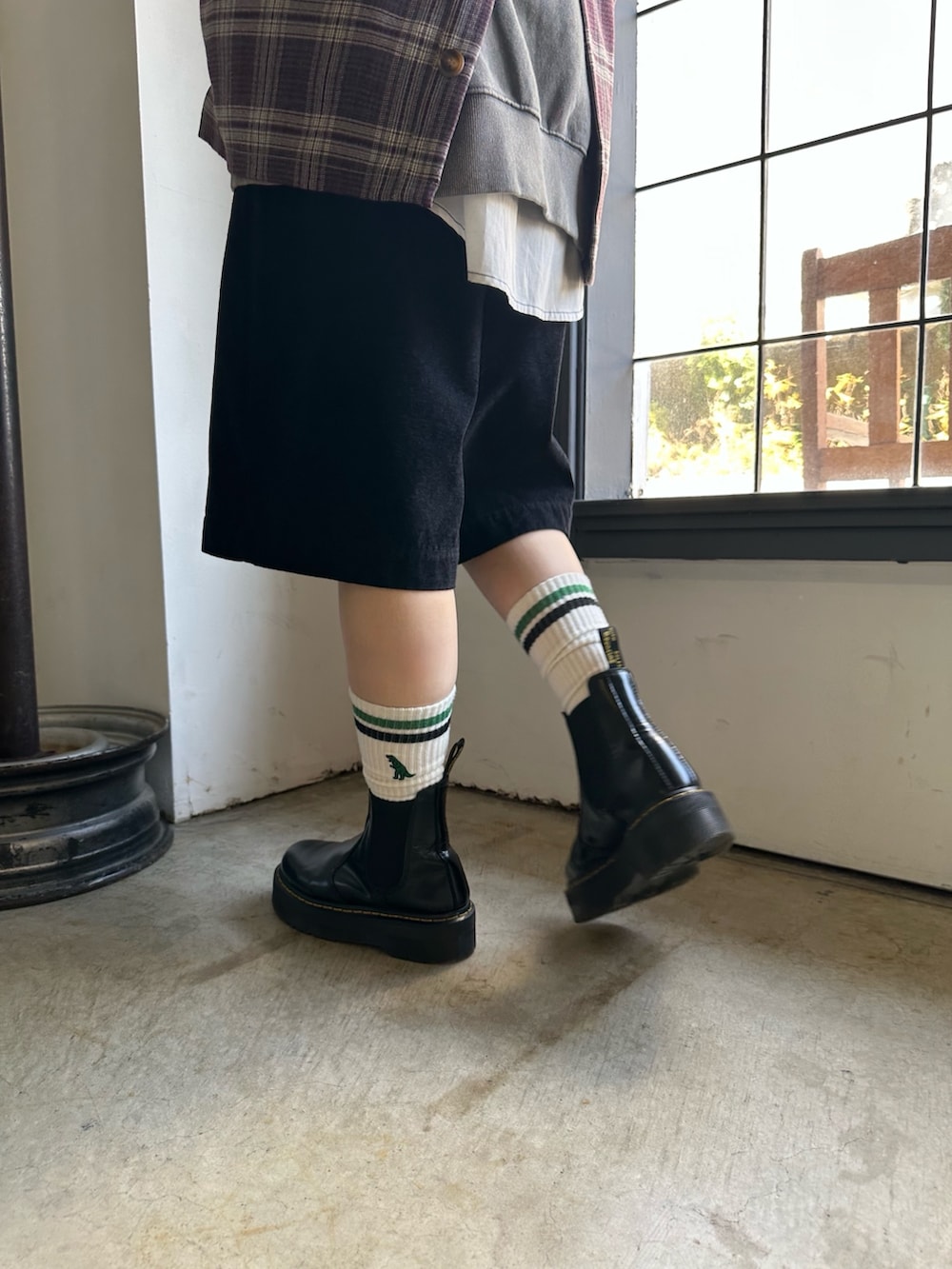 レッド系のネクタイ、グレー系のパーカー、ブルー系のその他パンツを着用したレディースの秋コーディネートの4枚目の写真