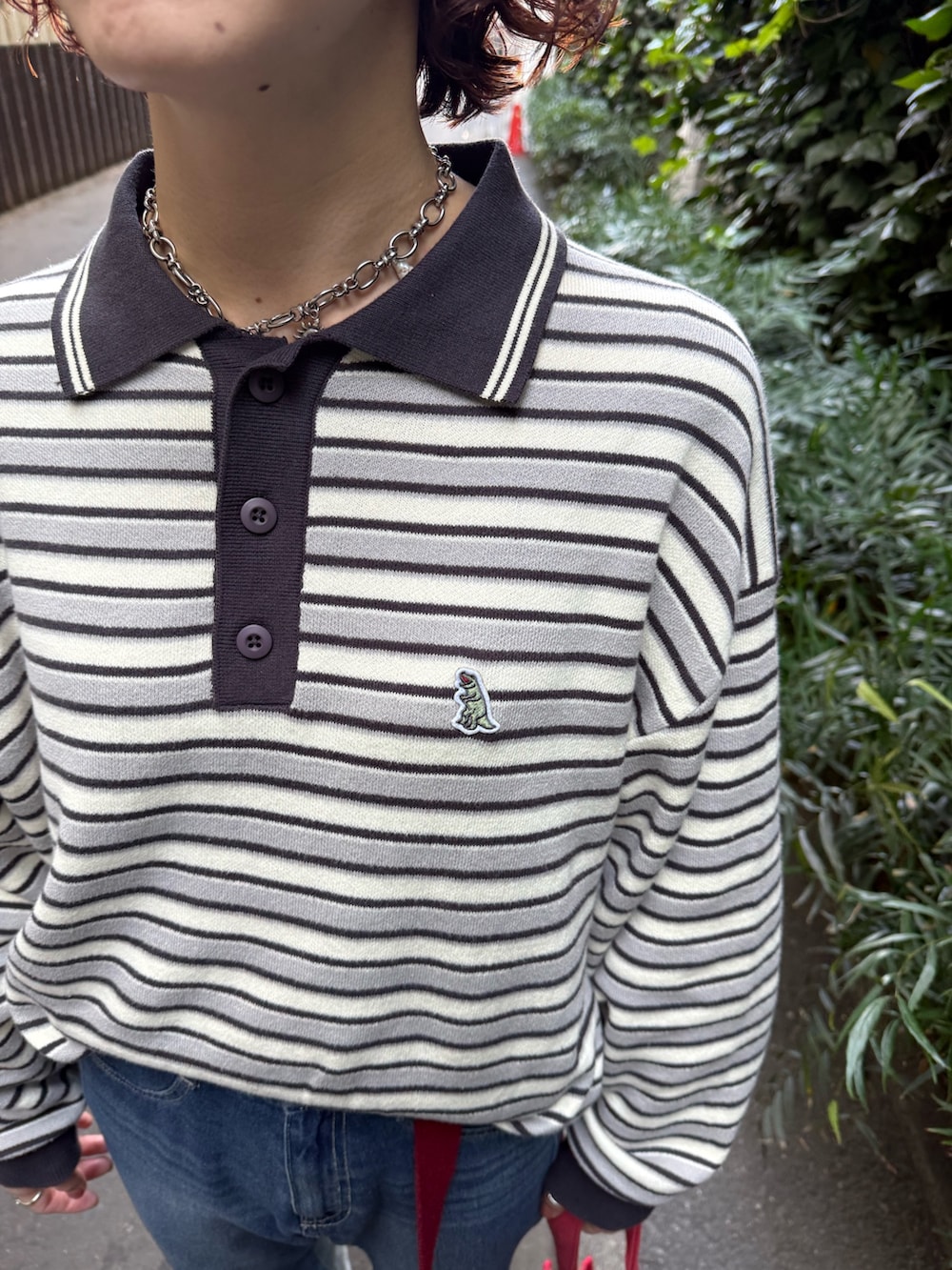 ブラック系のニット/セーター、ブルー系のその他パンツ、レッド系のトートバッグを着用したレディースの冬コーディネートの4枚目の写真