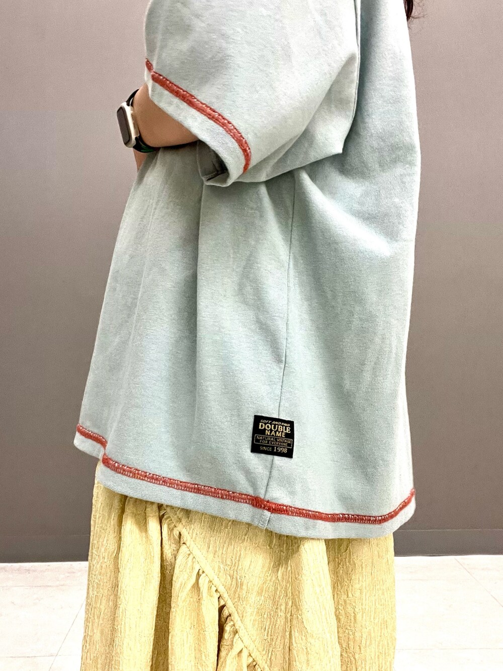 ブルー系のTシャツ/カットソー、イエロー系のスカートを着用したレディースの春コーディネートの8枚目の写真