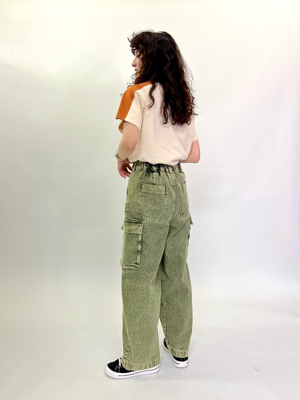 ホワイト系のTシャツ/カットソー、グリーン系のデニムパンツを着用したレディースの春コーディネートの3枚目の写真