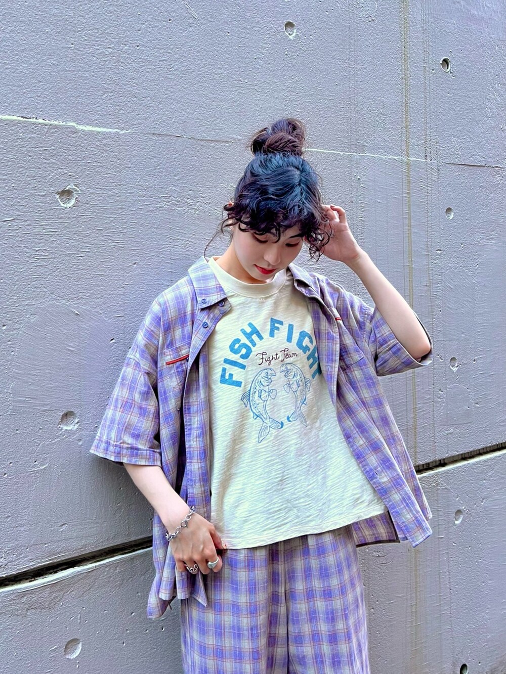 ベージュ系のTシャツ/カットソー、パープル系のシャツ/ブラウス、パープル系のその他パンツを着用したレディースの夏コーディネートの3枚目の写真