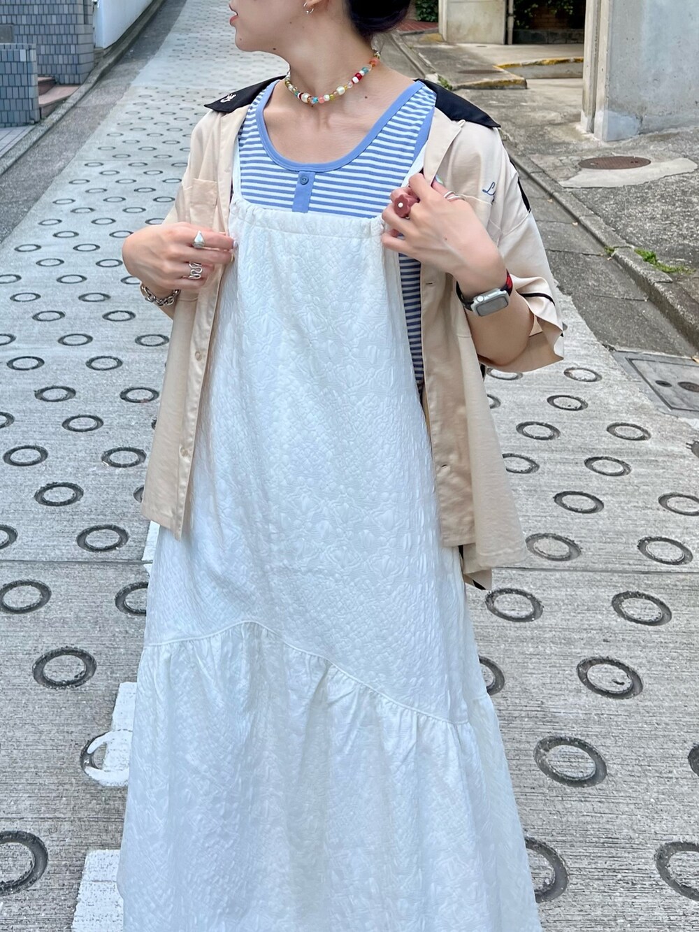 ホワイト系のワンピース、ベージュ系のシャツ/ブラウス、ブルー系のタンクトップを着用したレディースの夏コーディネートの6枚目の写真