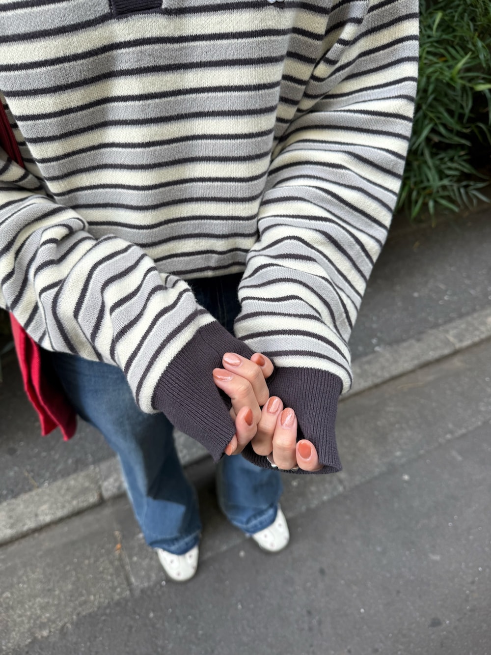 ブラック系のニット/セーター、ブルー系のその他パンツ、レッド系のトートバッグを着用したレディースの冬コーディネートの5枚目の写真