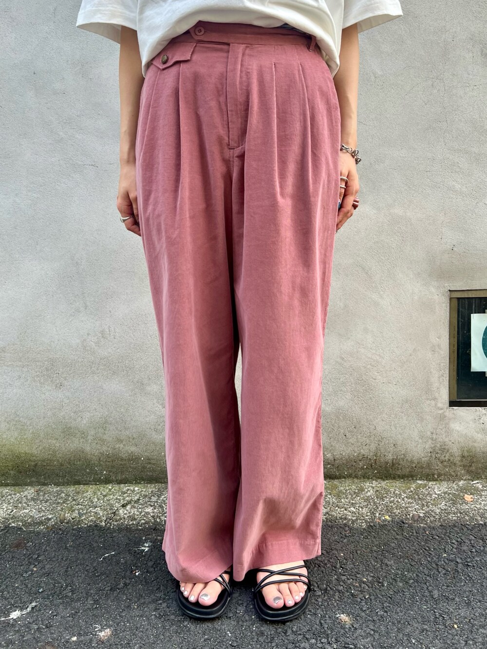 ピンク系のスラックス、ホワイト系のTシャツ/カットソーを着用したレディースの秋コーディネートの8枚目の写真