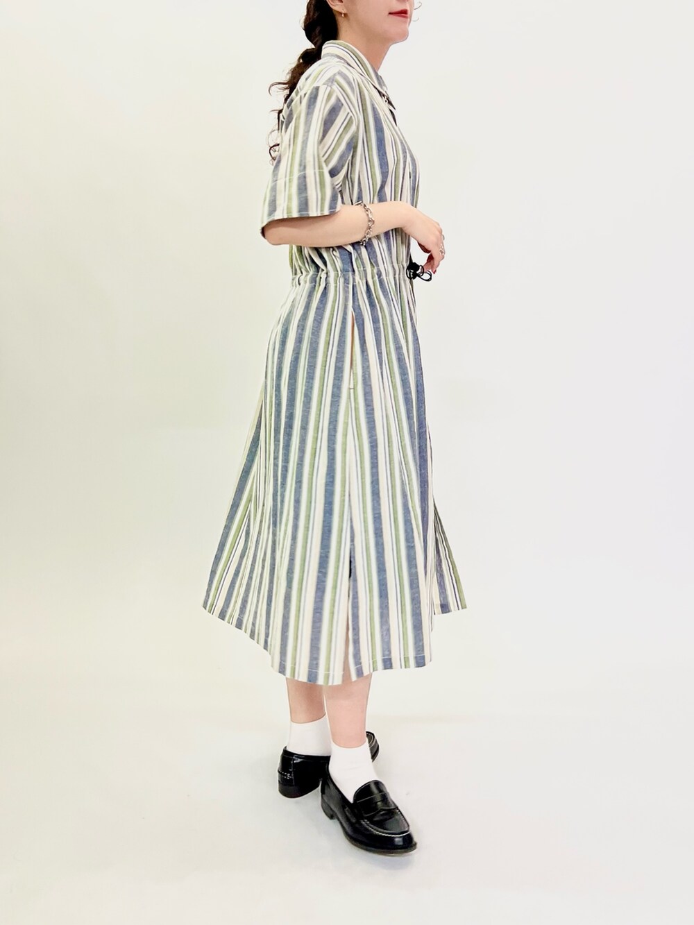 ブルー系のシャツワンピースを着用したレディースの春コーディネートの2枚目の写真