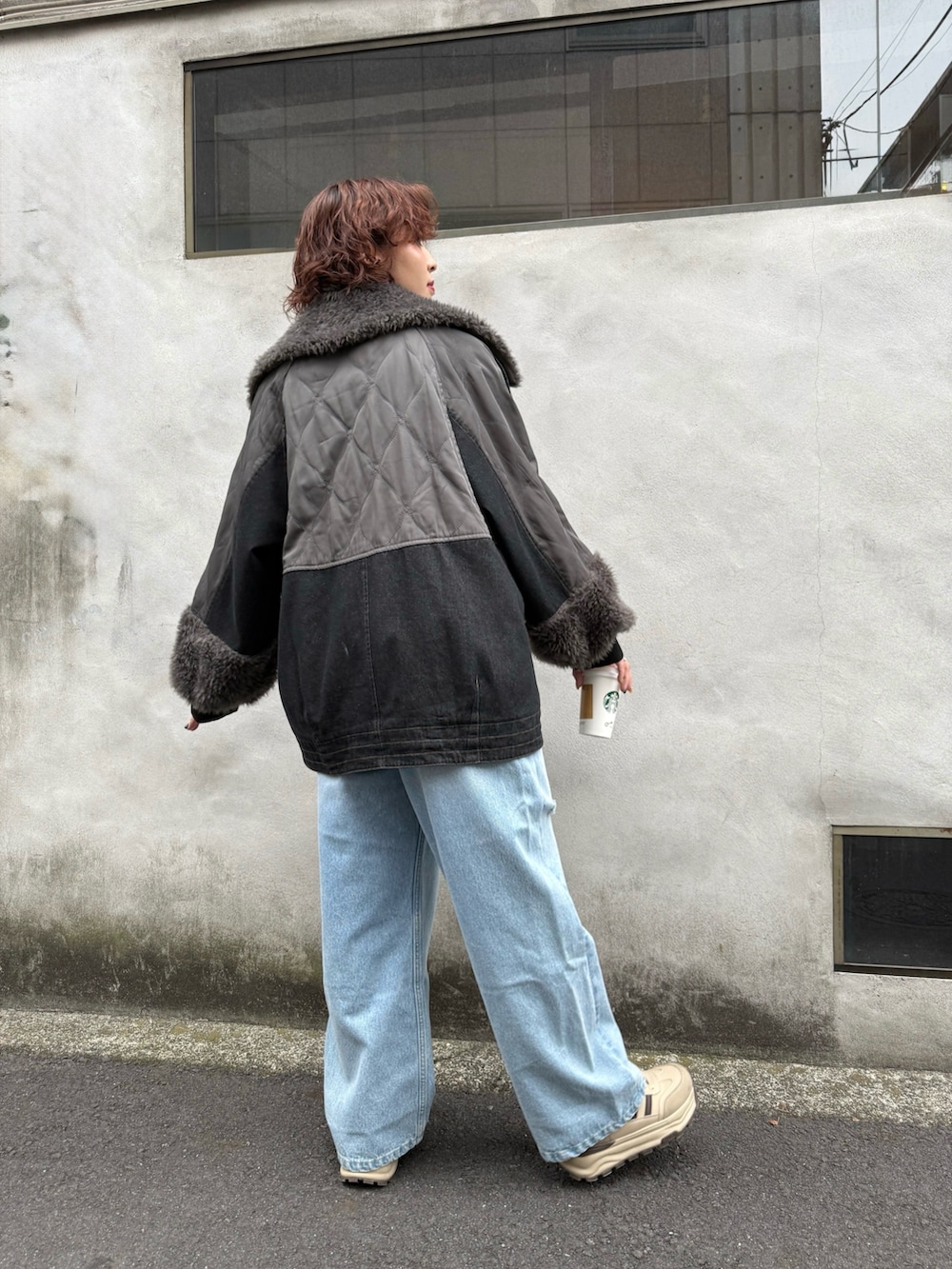 ブラック系のデニムジャケットを着用したレディースの秋コーディネートの4枚目の写真