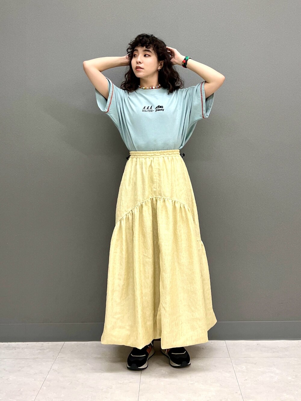 ブルー系のTシャツ/カットソー、イエロー系のスカートを着用したレディースの春コーディネートの2枚目の写真
