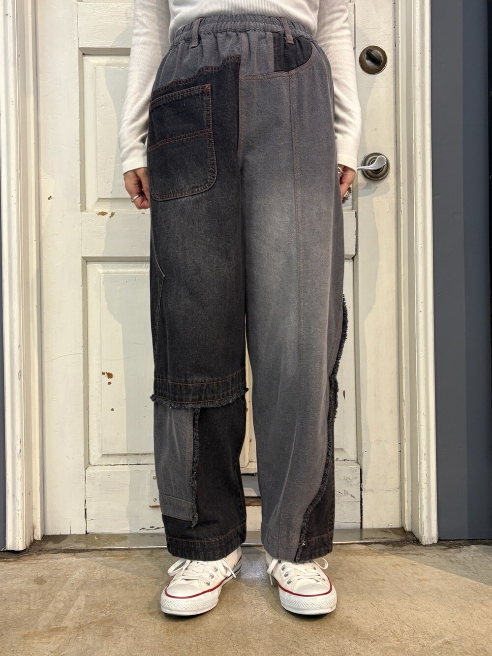 ホワイト系のその他トップス、ブラック系のデニムパンツ、レッド系のマフラーを着用したレディースの秋コーディネートの3枚目の写真