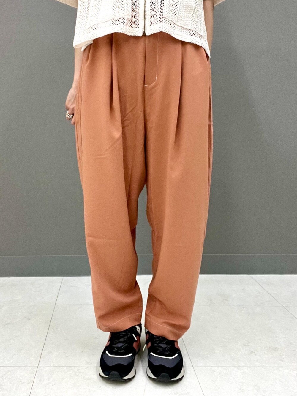 オレンジ系のその他パンツ、ホワイト系のその他アウターを着用したレディースの春コーディネートの7枚目の写真