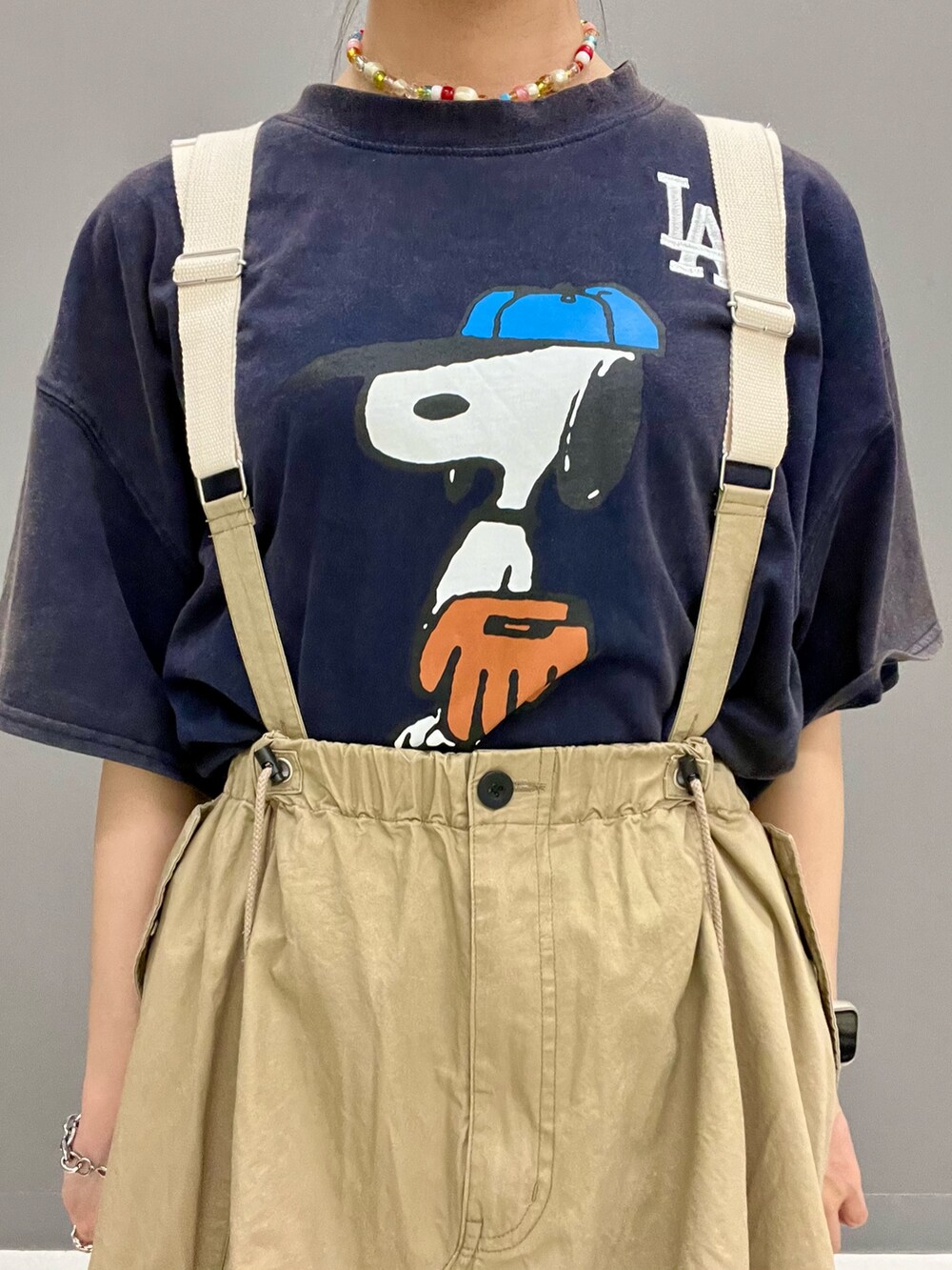 ブルー系のTシャツ/カットソー、ベージュ系のスカートを着用したレディースの夏コーディネートの4枚目の写真