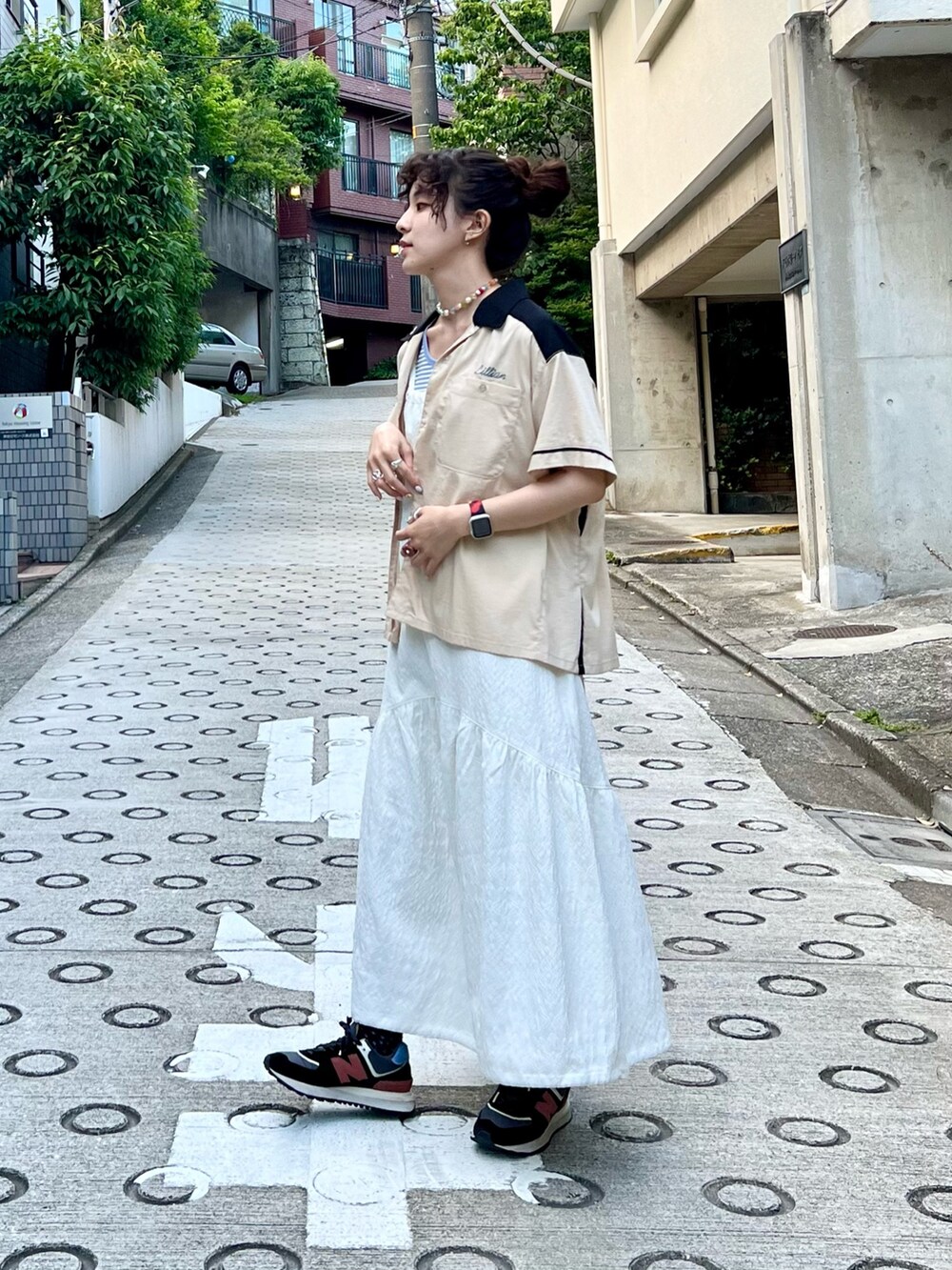 ホワイト系のワンピース、ベージュ系のシャツ/ブラウス、ブルー系のタンクトップを着用したレディースの夏コーディネートの3枚目の写真