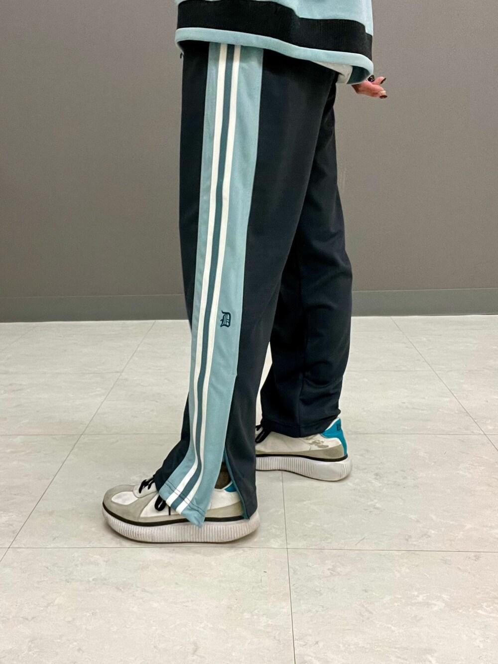 グレー系のTシャツ/カットソー、ブルー系のジャージ、ブラック系のその他パンツを着用したレディースの春コーディネートの8枚目の写真